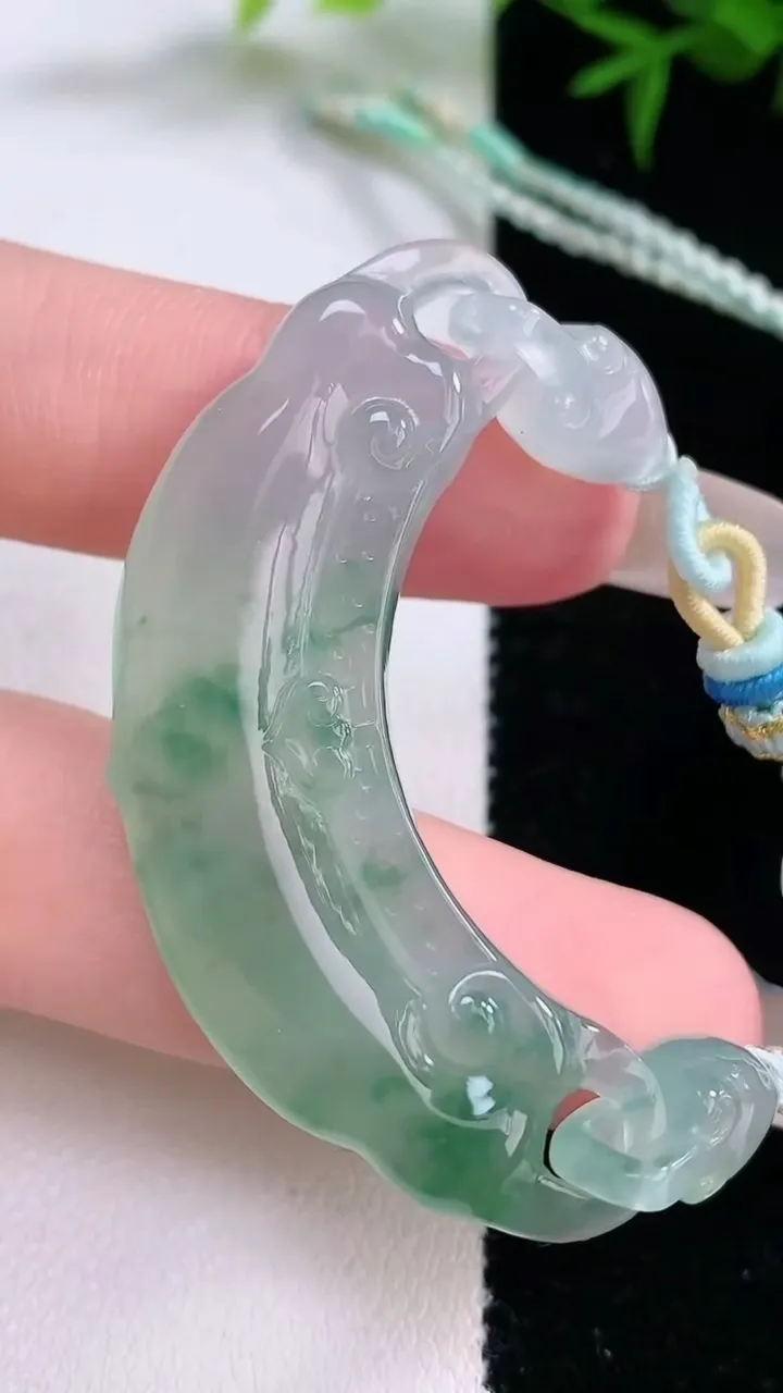 天然A货翡翠冰种飘花如意手牌，尺寸14.2-48.2-5.7，重量:15.33g
3月4日