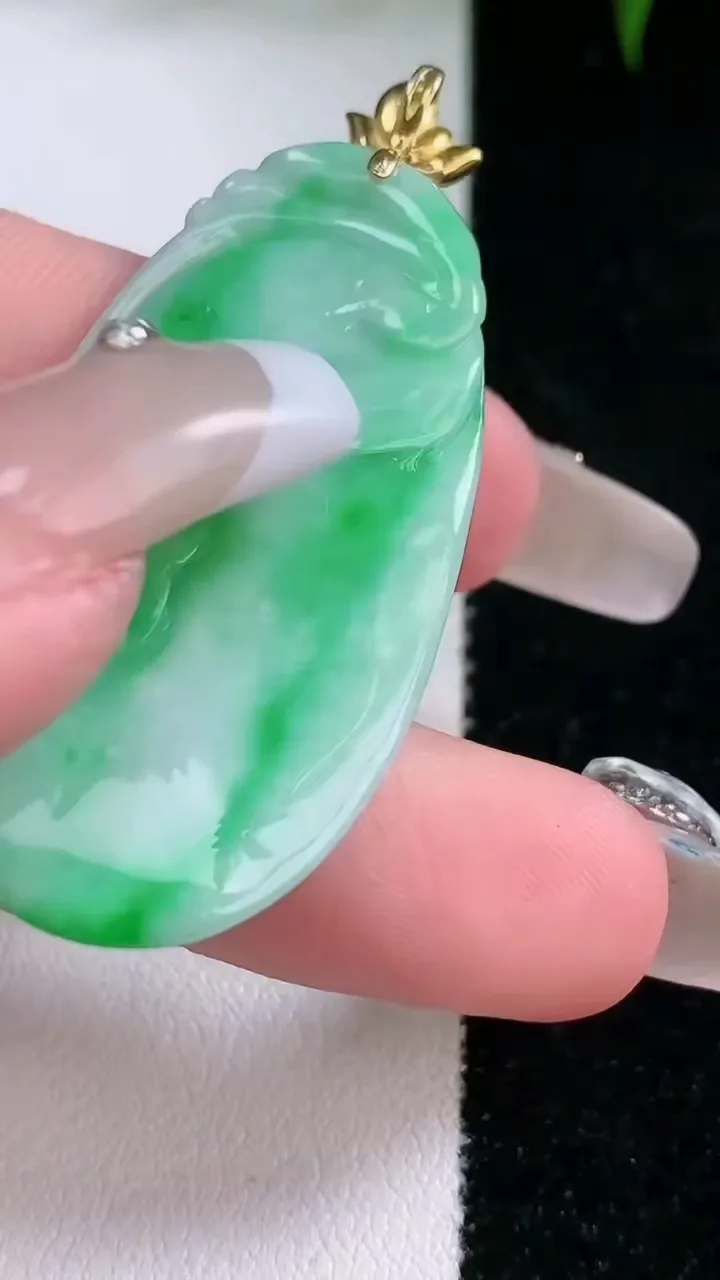 天然A货翡翠如意吊坠，尺寸42.5-21.2-4.5，重量:9.37g
3月4日