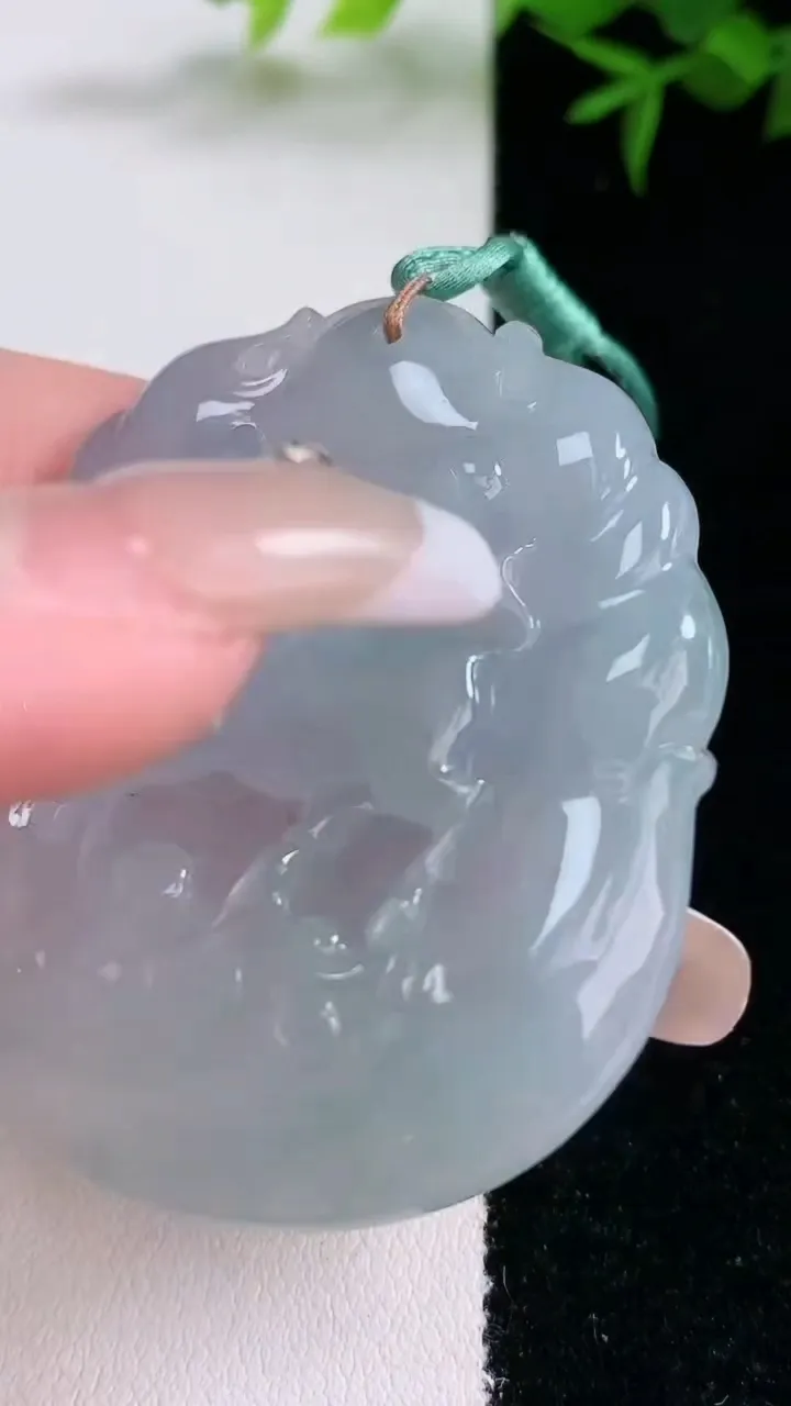 天然A货翡翠宽边生肖牛吊坠，尺寸52-43.6-6，重量:26.31g
3月4日