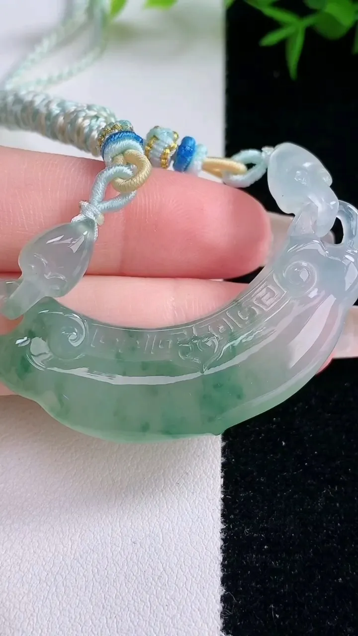 天然A货翡翠冰种飘花如意手牌，尺寸14.2-48.2-5.7，重量:15.33g
3月4日