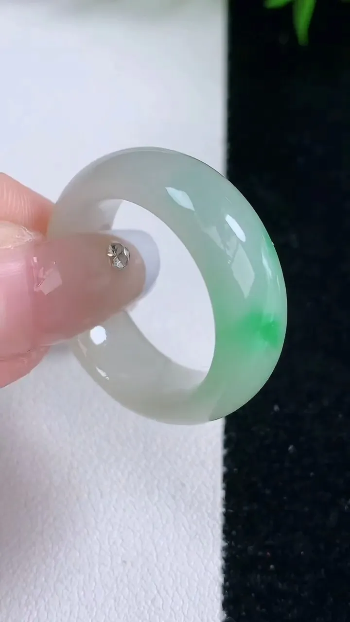 天然A货翡翠指环戒指，尺寸20.4-8.5-4，重量:8.15g2026年3月4日
工厂直销收藏佳品,种好水足，色泽均匀，有种有色，上手高大气！