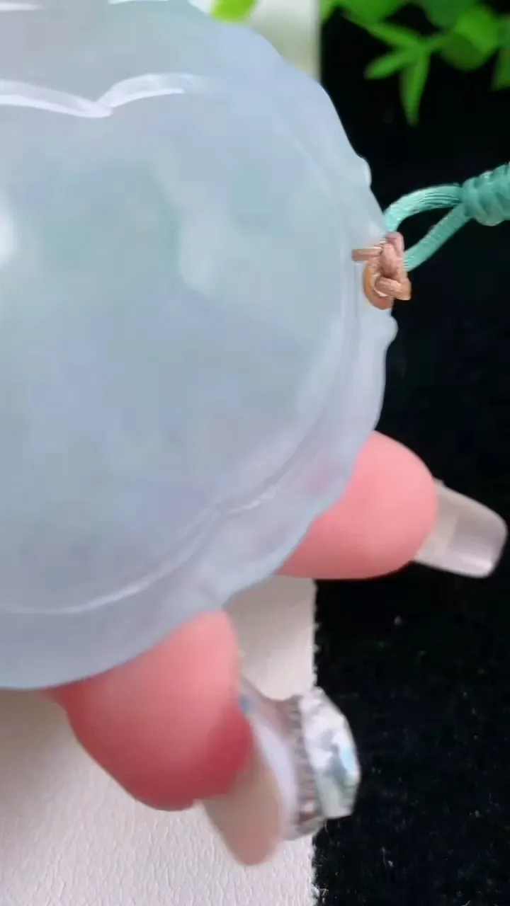 天然A货翡翠宽边生肖牛吊坠，尺寸52-43.6-6，重量:26.31g
3月4日