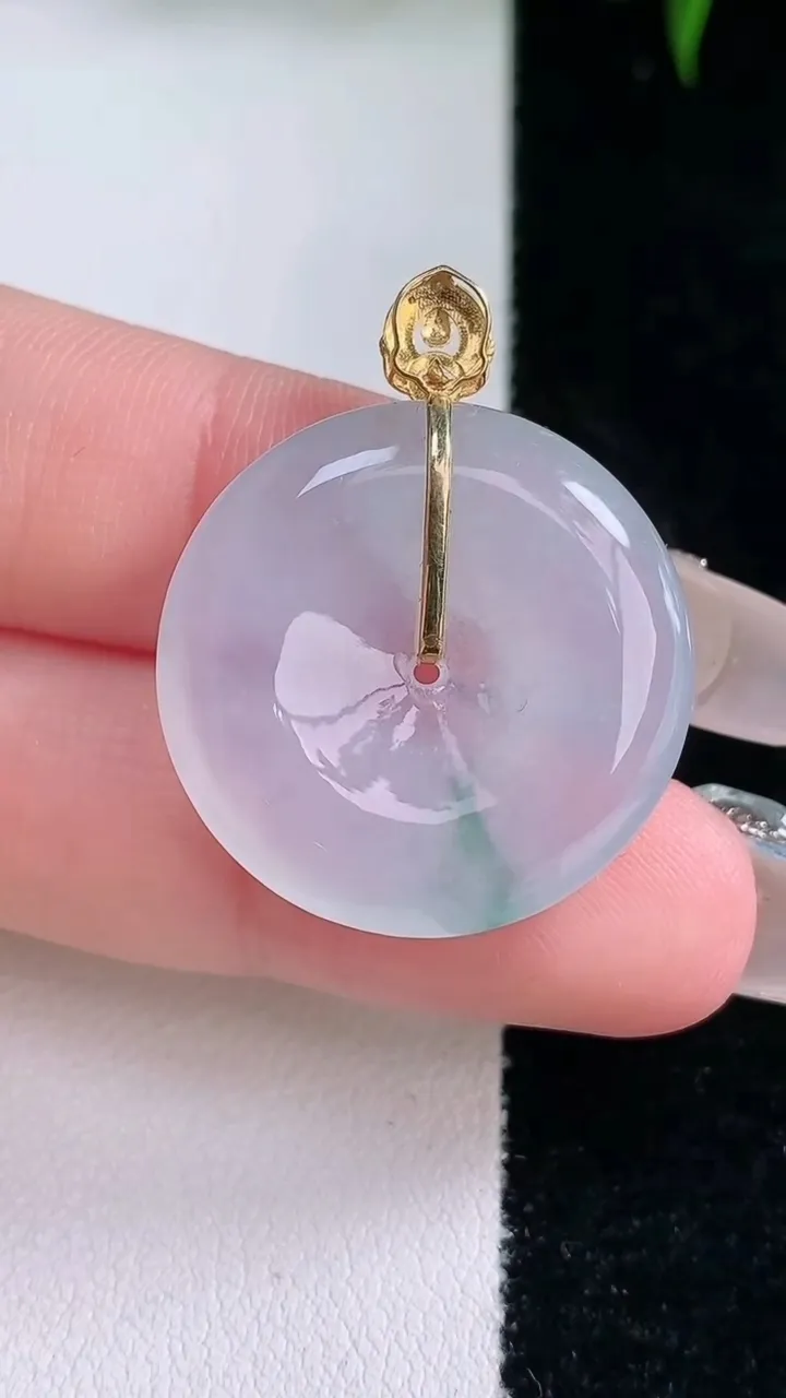 天然A货翡翠种飘花平安扣吊坠，尺寸24.5-4.8，重量:6.23g
3月4日