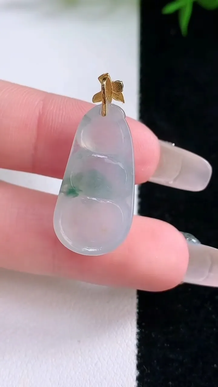 天然A货翡翠种福豆吊坠，尺寸25-13.4-6.2，重量:3.86g
3月4日
