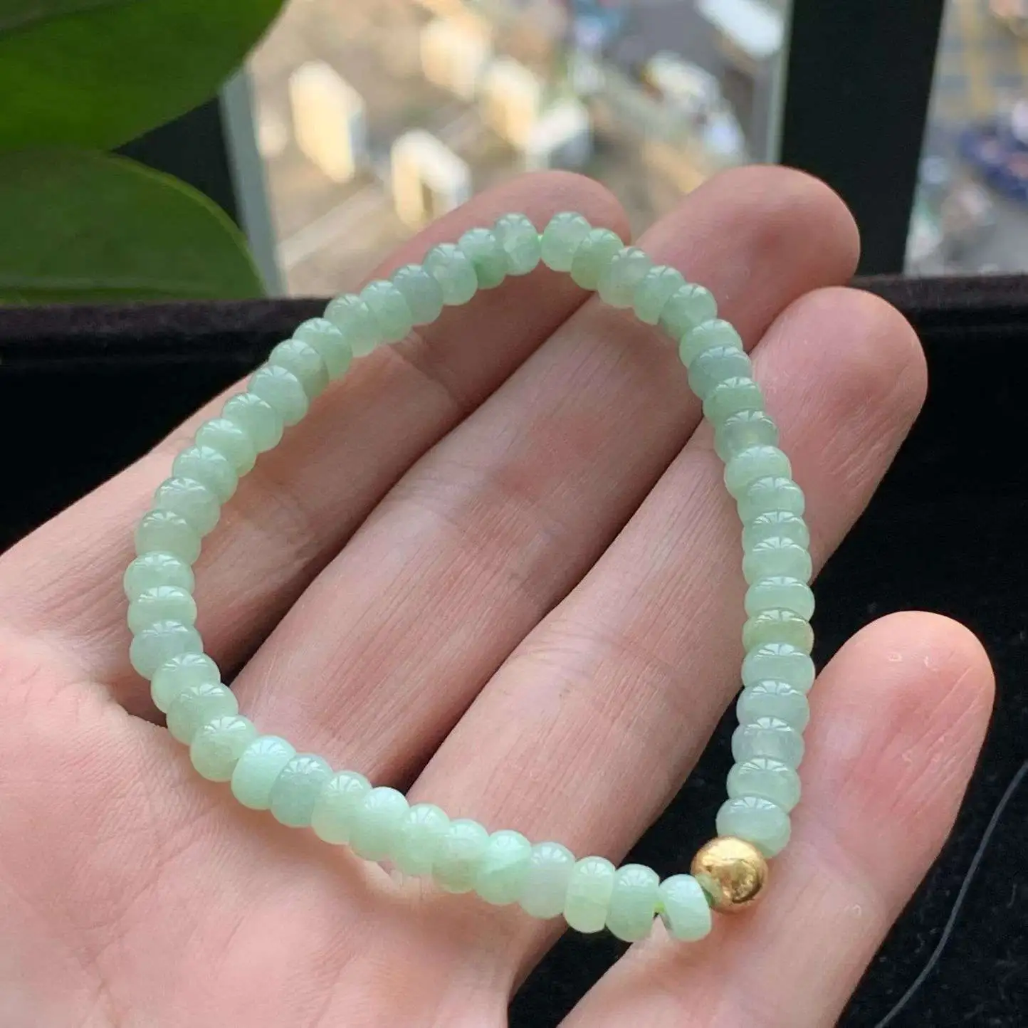 A货天然翡翠冰糯种浅绿算盘珠手链52颗重量12.67
3月4日