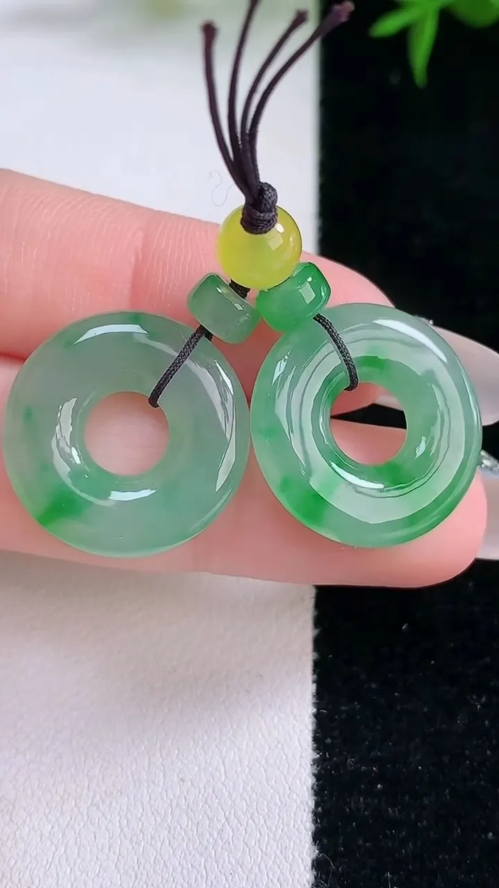 天然A货翡翠平安环吊坠一对，尺寸19-4.5，重量:6.57g
3月4日