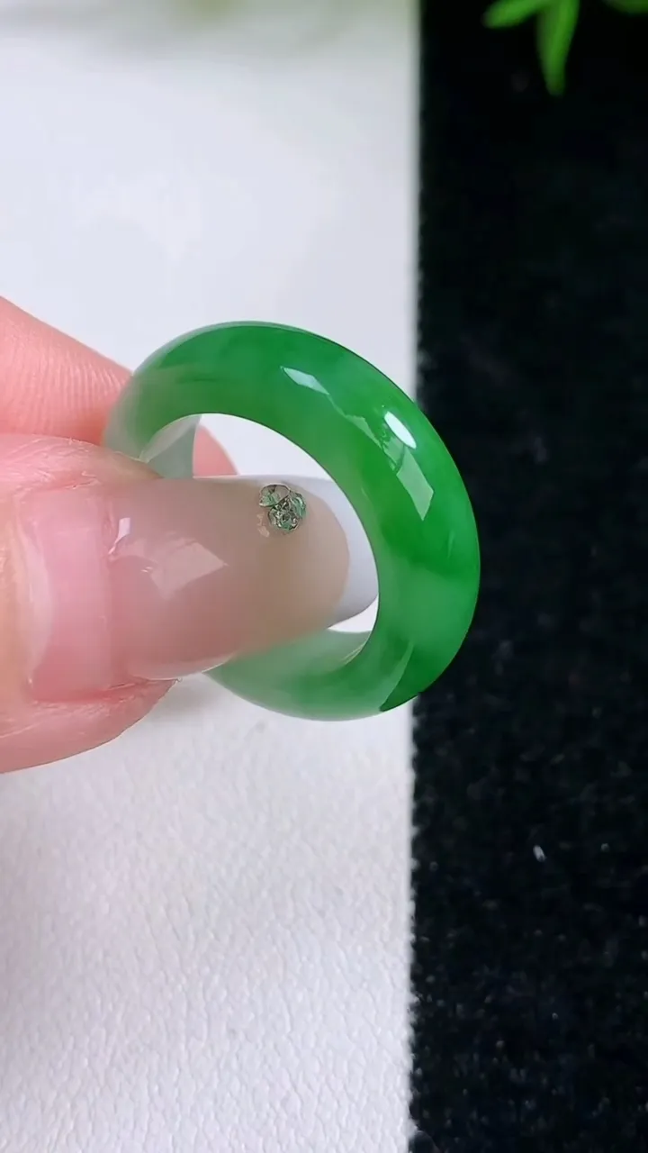 天然A货翡翠指环戒指，尺寸16.4-5.8-3.5，重量:5.13g2026年3月4日
工厂直销收藏佳品,种好水足，色泽均匀，有种有色，上手高大气！