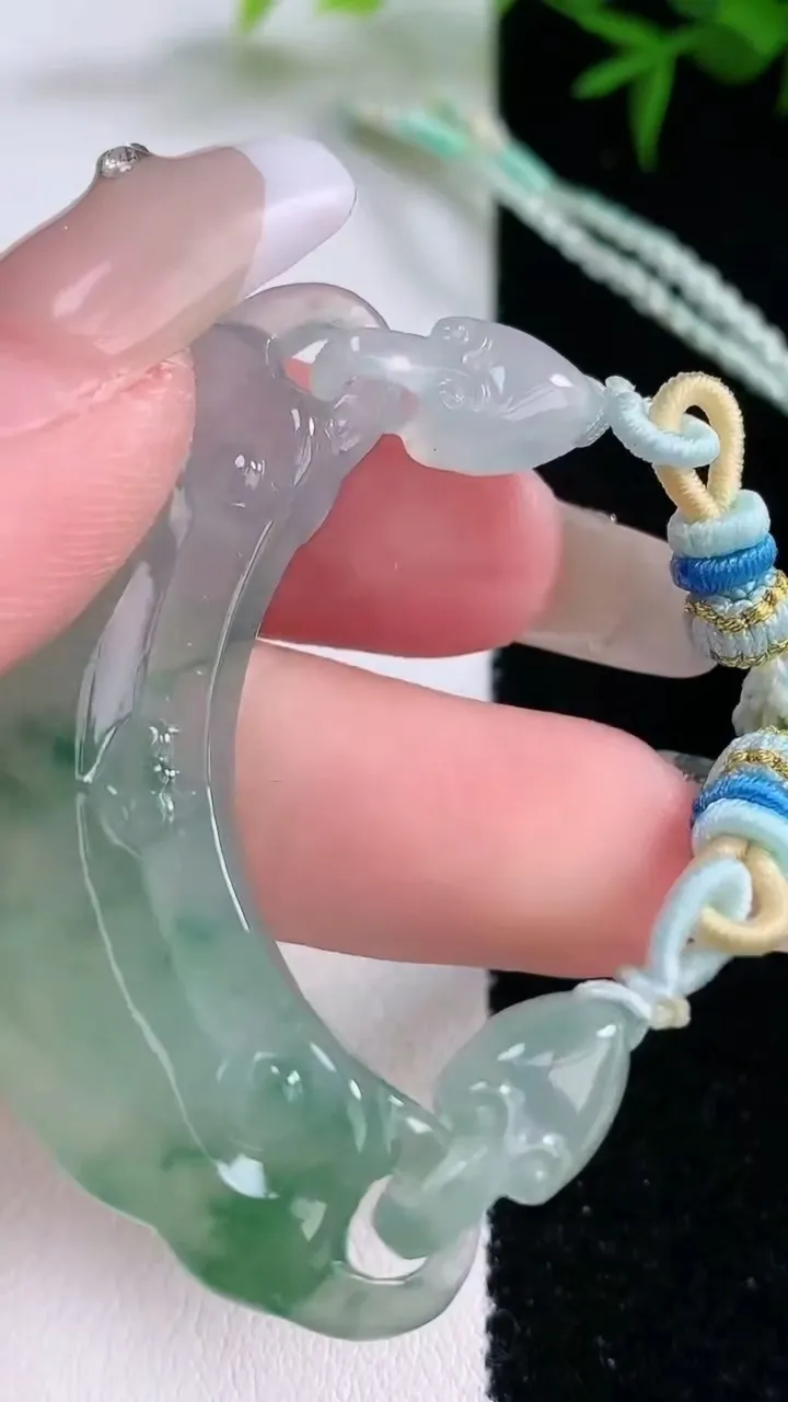 天然A货翡翠冰种飘花如意手牌，尺寸14.2-48.2-5.7，重量:15.33g
3月4日