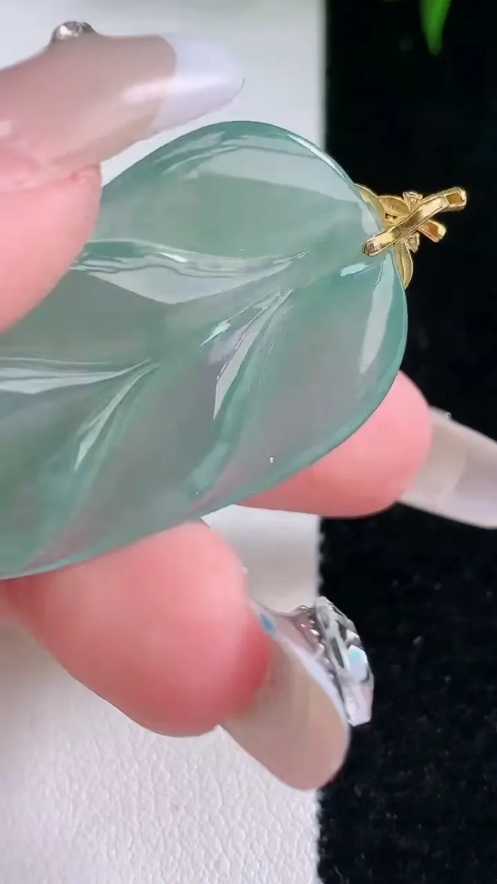 天然A货翡翠金枝玉叶 叶子吊坠，尺寸38.8-23.6-4.2，重量:8.22g
3月4日