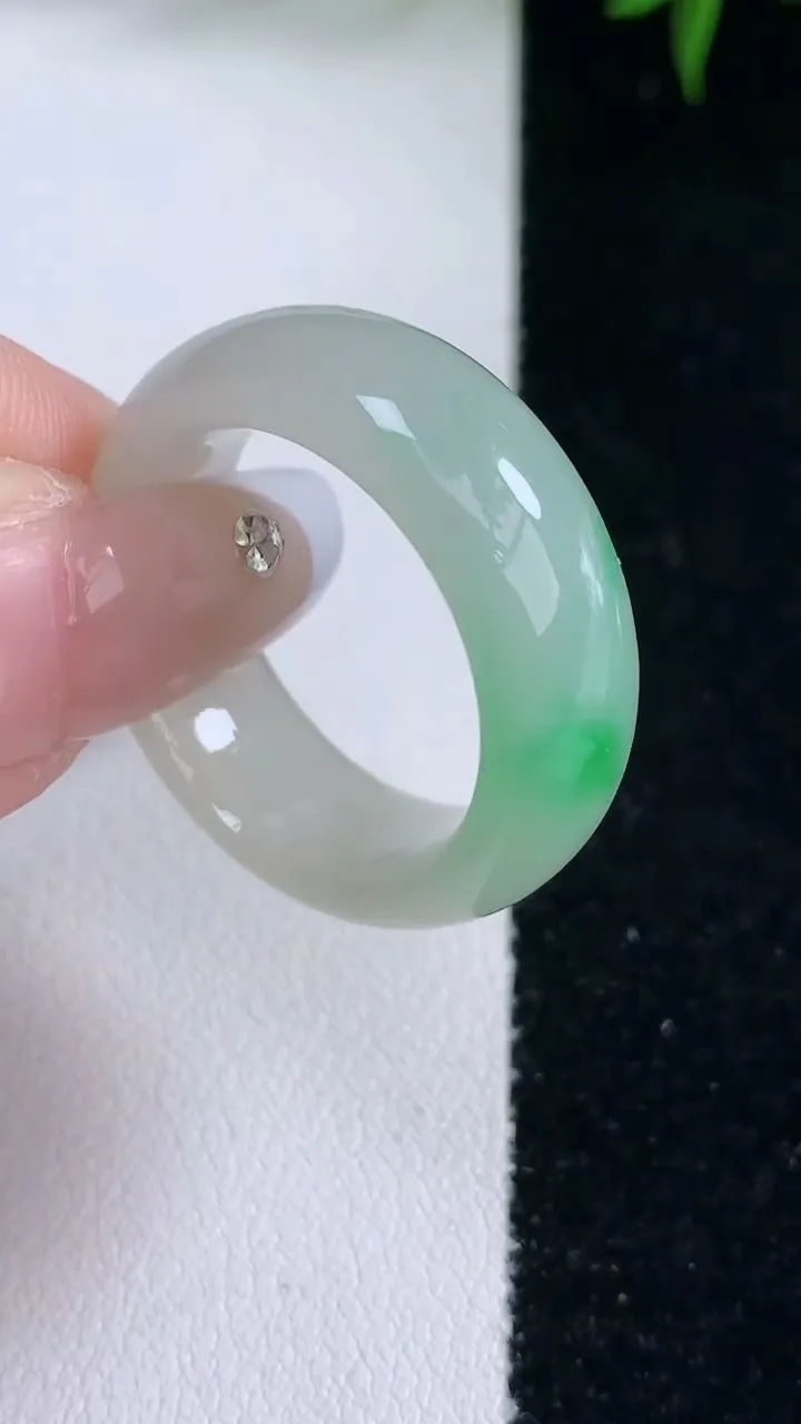 天然A货翡翠指环戒指，尺寸20.4-8.5-4，重量:8.15g2026年3月4日
工厂直销收藏佳品,种好水足，色泽均匀，有种有色，上手高大气！