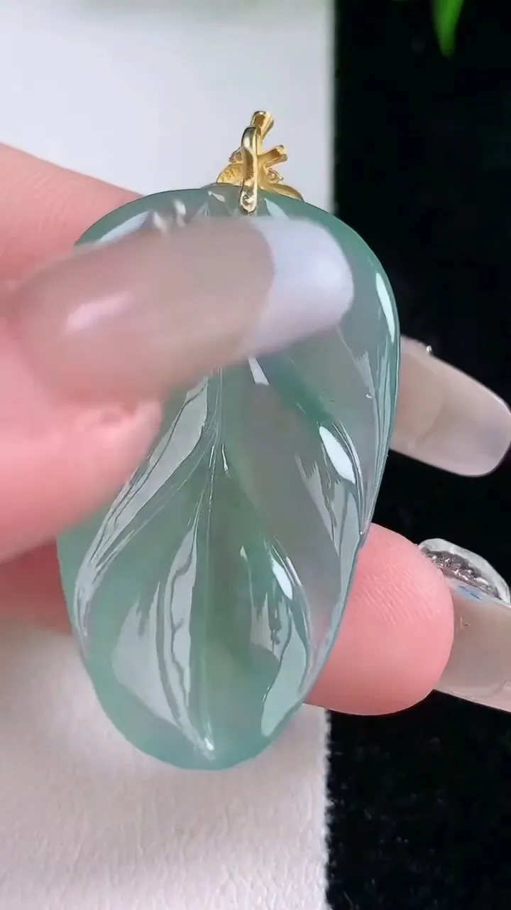 天然A货翡翠金枝玉叶 叶子吊坠，尺寸38.8-23.6-4.2，重量:8.22g
3月4日