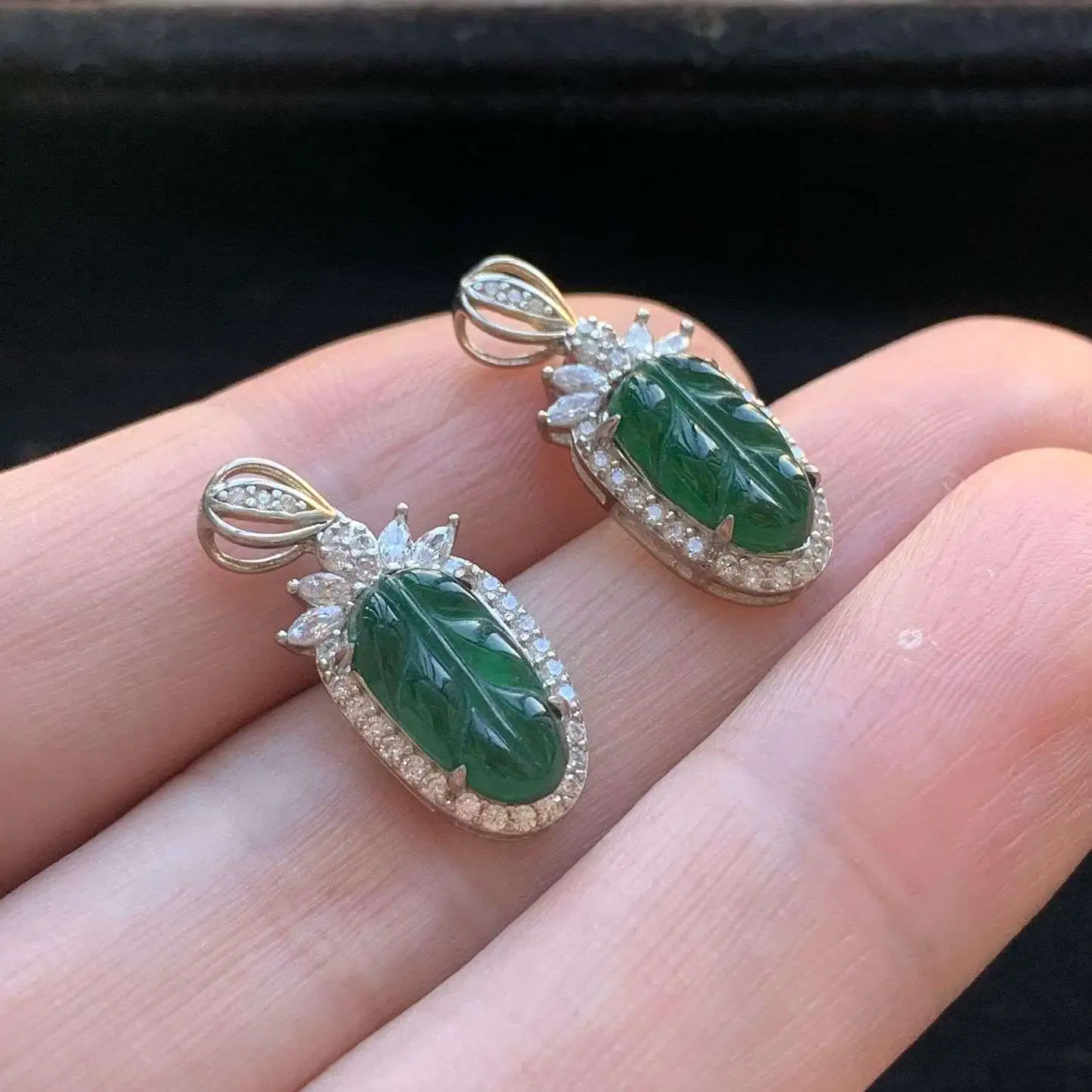 A货天然翡翠冰糯种925银满绿叶子一对吊坠重量1.46
3月4日