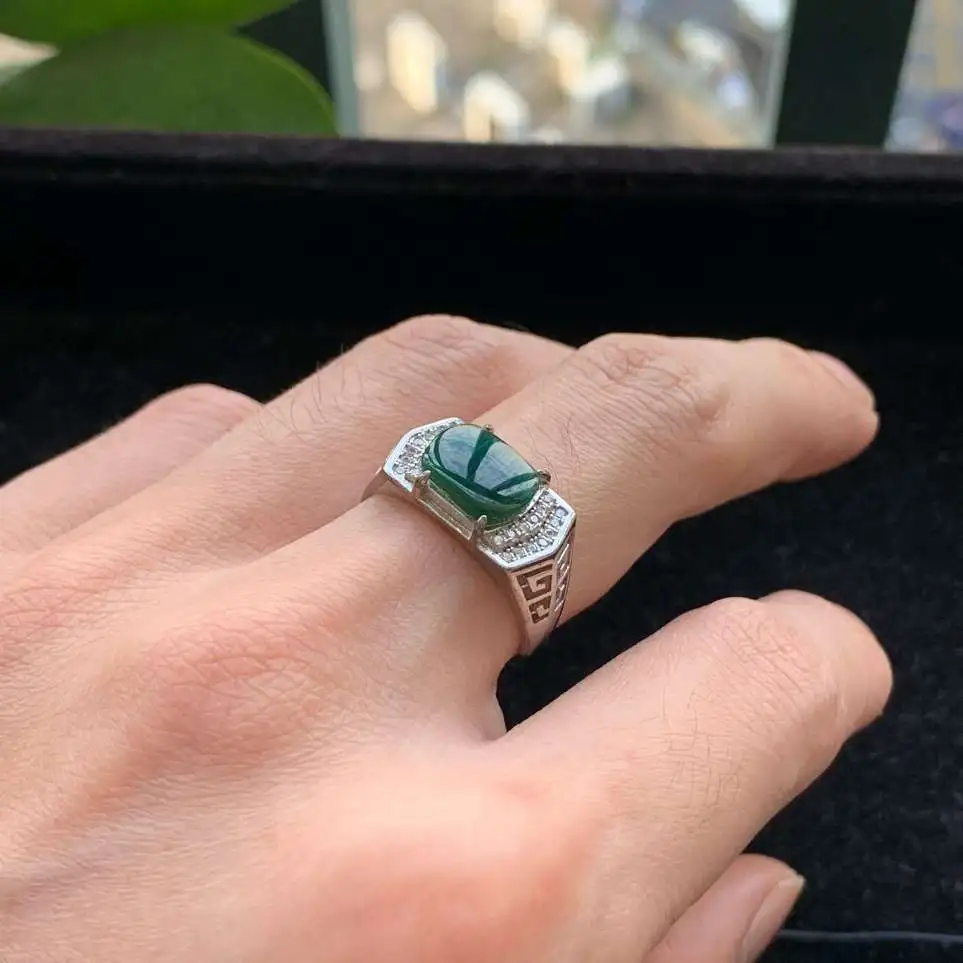 A货天然翡翠冰糯种925银活口满绿戒指重量3.15
3月4日