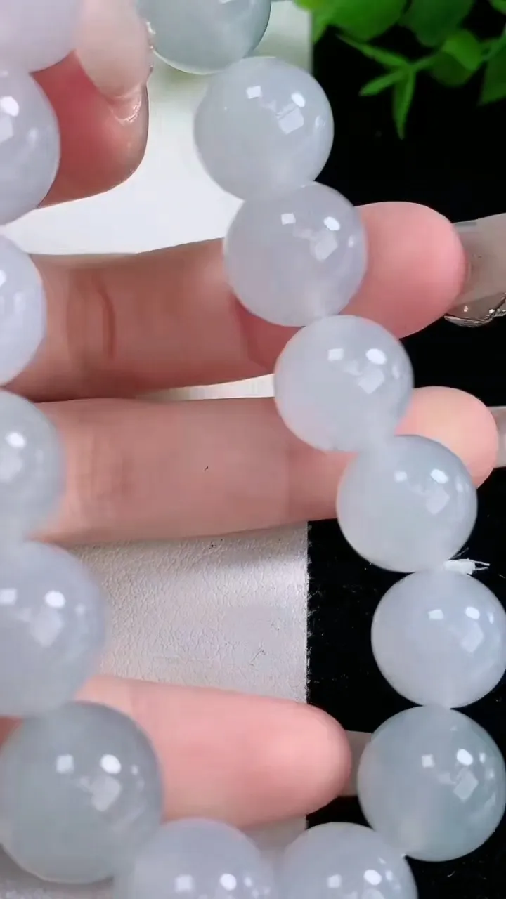 天然A货翡翠飘花圆珠手串，尺寸12.5-16颗，重量:64.24g3月4日
工厂直销收藏佳品,种好水