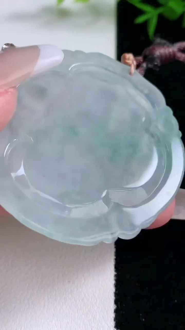 天然A货翡翠种飘花生肖猴吊坠，尺寸48.3-46.3-5，重量:20.70g
3月4日