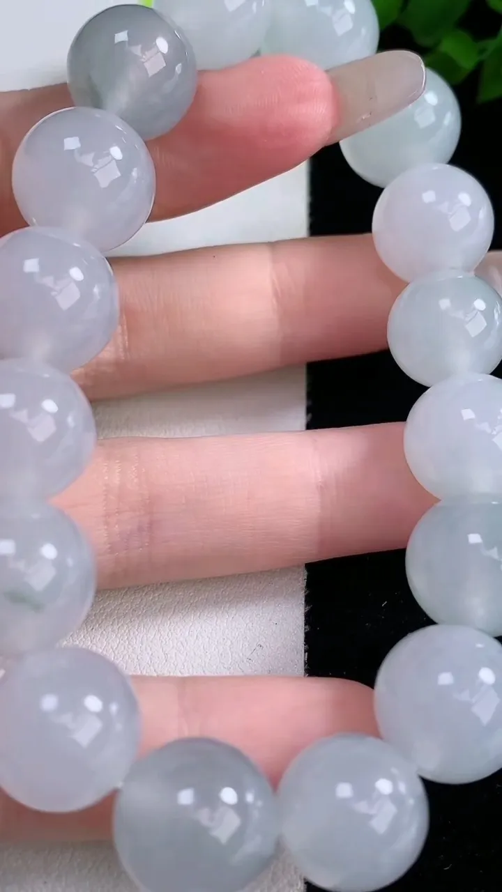 天然A货翡翠飘花圆珠手串，尺寸12.5-16颗，重量:64.24g3月4日
工厂直销收藏佳品,种好水足，色泽均匀，有种有色，上手高大气！