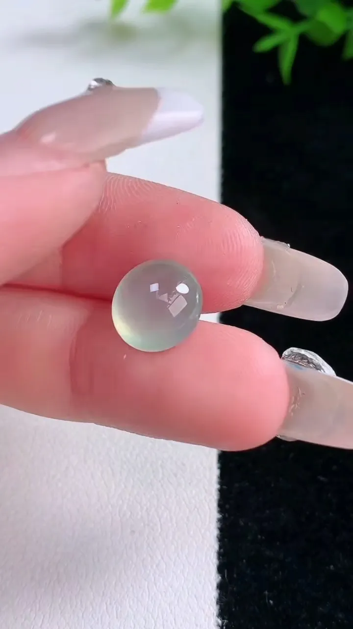 天然A货翡翠蛋面镶嵌件，尺寸10-8.2-5.4，重量:1.35g
3月4日