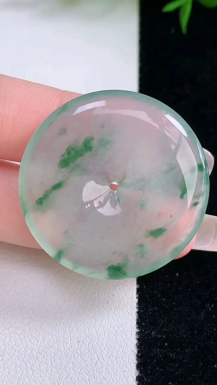 天然A货翡翠种飘花平安扣吊坠，尺寸35.2-5.5，重量:14.68g
3月4日