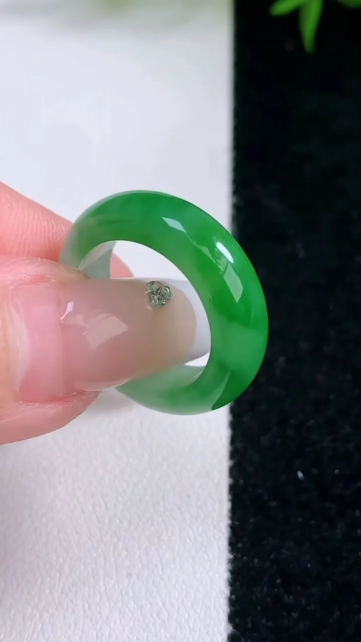 天然A货翡翠指环戒指，尺寸16.4-5.8-3.5，重量:5.13g2026年3月4日
工厂直销收藏佳品,种好水足，色泽均匀，有种有色，上手高大气！
