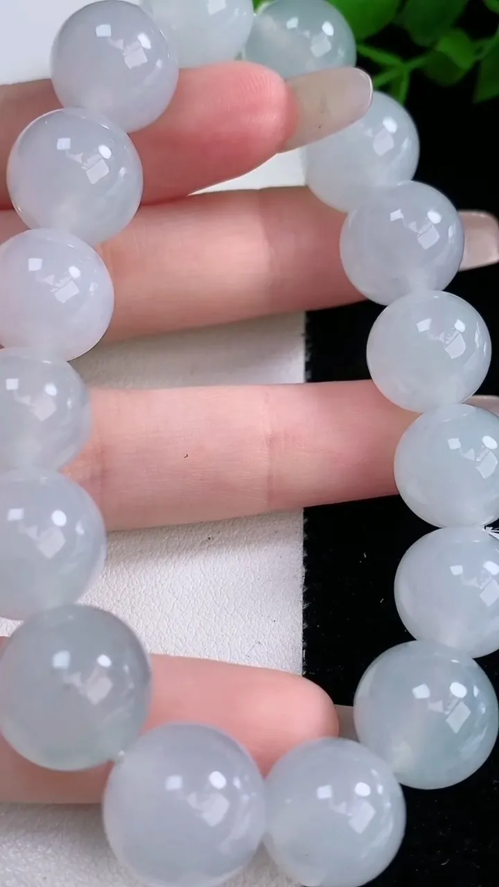 天然A货翡翠飘花圆珠手串，尺寸12.5-16颗，重量:64.24g3月4日
工厂直销收藏佳品,种好水足，色泽均匀，有种有色，上手高大气！