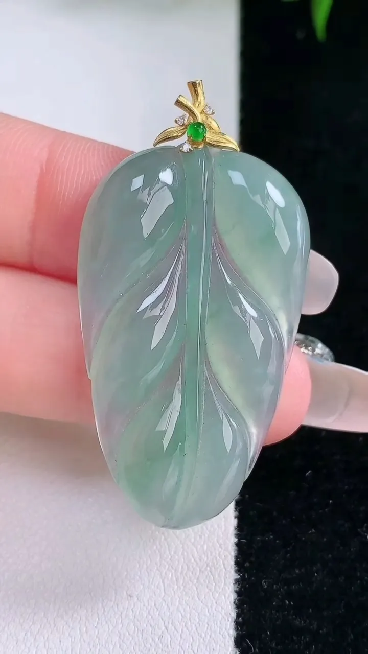 天然A货翡翠金枝玉叶 叶子吊坠，尺寸38.8-23.6-4.2，重量:8.22g
3月4日