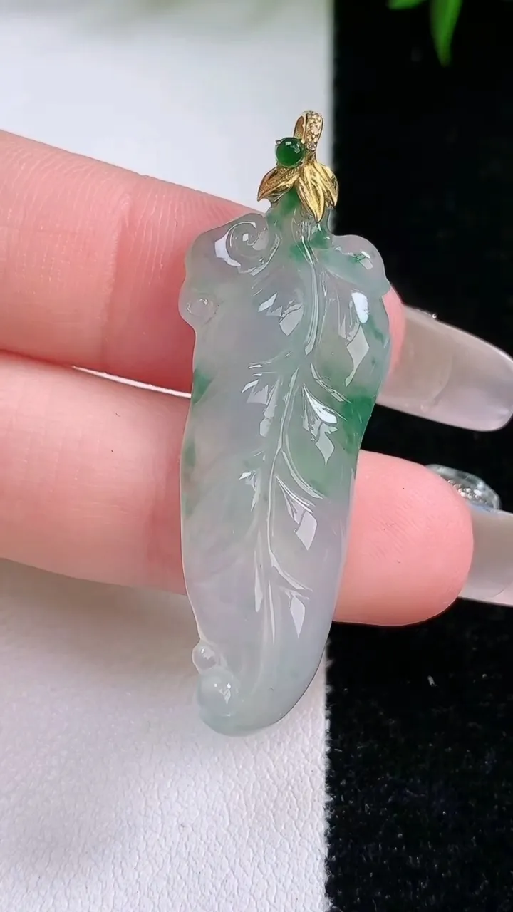 天然A货翡翠18K金飘花金枝玉叶 叶子吊坠，尺寸37.6-14.2-4.5，重量:4.95g
3月4日