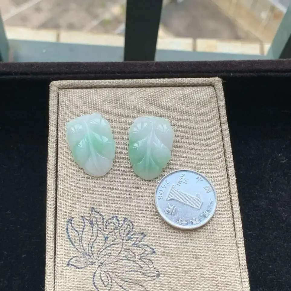 A货天然翡翠冰糯种飘绿一对叶子吊坠重量4.95
3月4日