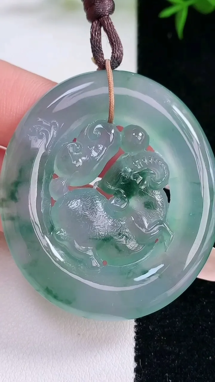 天然A货翡翠种飘花生肖羊吊坠，尺寸48.2-42.5-5，重量:25.90g
3月4日