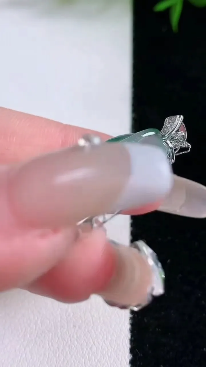 天然A货翡翠种飘花金枝玉叶 叶子吊坠，尺寸34.3-21.6-5.5，重量:7.14g
3月4日