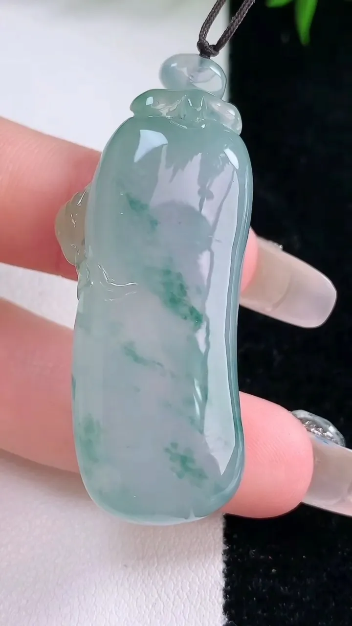 天然A货翡翠种飘花福瓜吊坠，尺寸49.6-17-11.4，重量:21.04g
3月4日