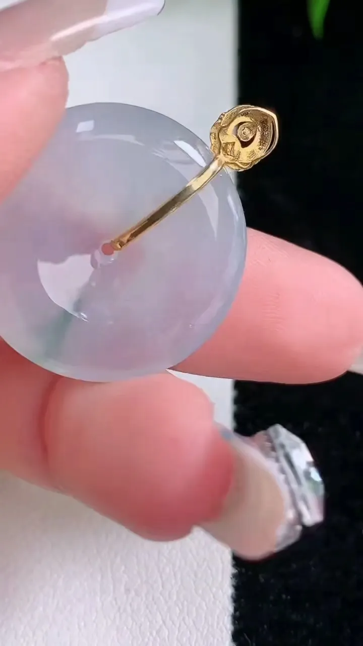 天然A货翡翠种飘花平安扣吊坠，尺寸24.5-4.8，重量:6.23g
3月4日