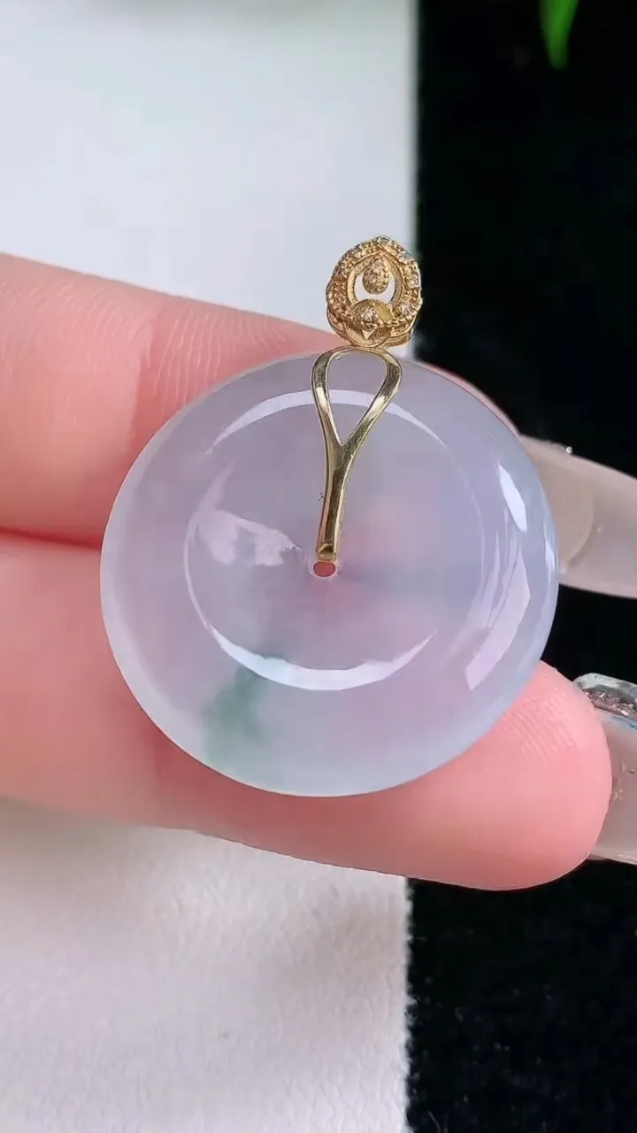 天然A货翡翠种飘花平安扣吊坠，尺寸24.5-4.8，重量:6.23g
3月4日