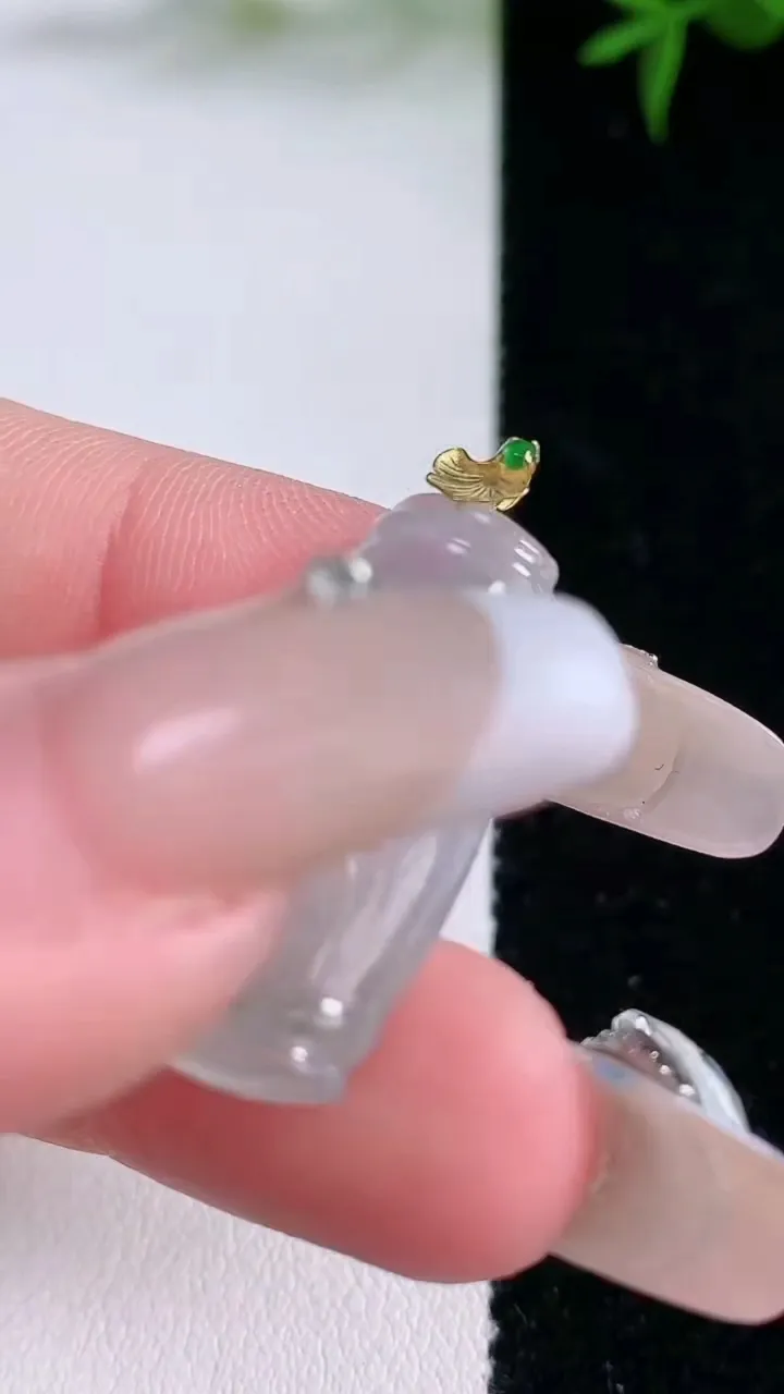 天然A货翡翠18K金飘花节节高升 竹节吊坠，尺寸26.8-14.2-5.6，重量:4.87g
3月4