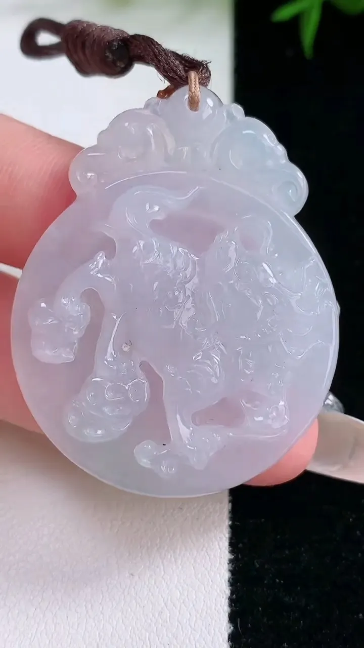 天然A货翡翠麒麟吊坠，尺寸45-35.3-5.5，重量:14.22g
3月4日