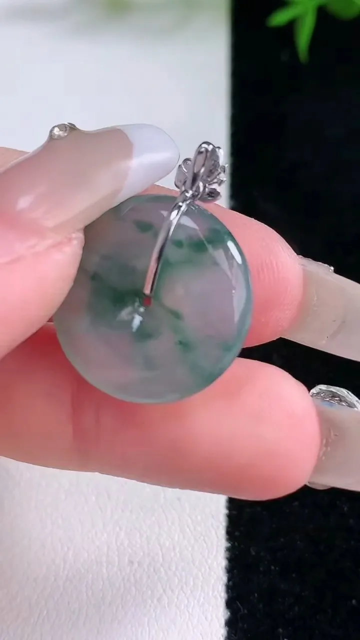 天然A货翡翠种飘花平安扣吊坠，尺寸19.7-4，重量:3.60g
3月4日