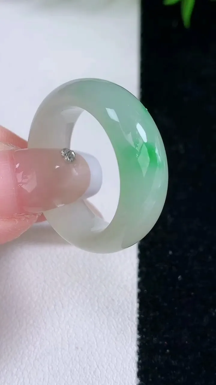 天然A货翡翠指环戒指，尺寸20.4-8.5-4，重量:8.15g2026年3月4日
工厂直销收藏佳品