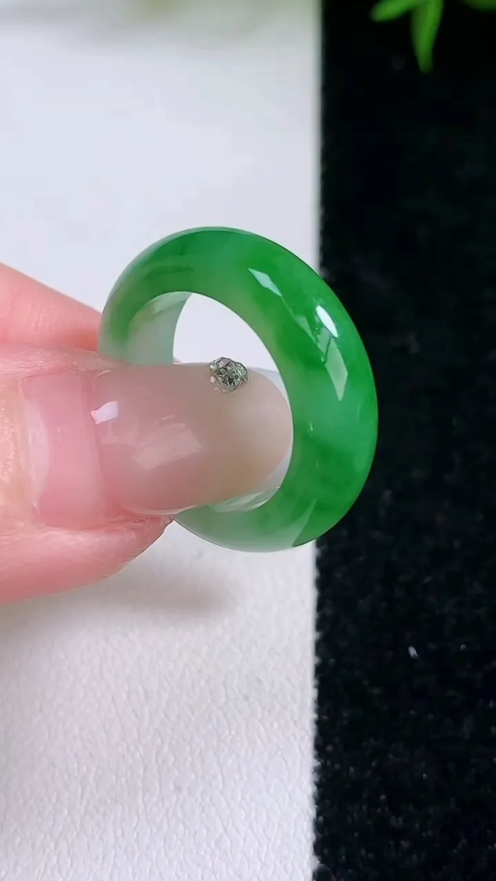 天然A货翡翠指环戒指，尺寸16.4-5.8-3.5，重量:5.13g2026年3月4日
工厂直销收藏