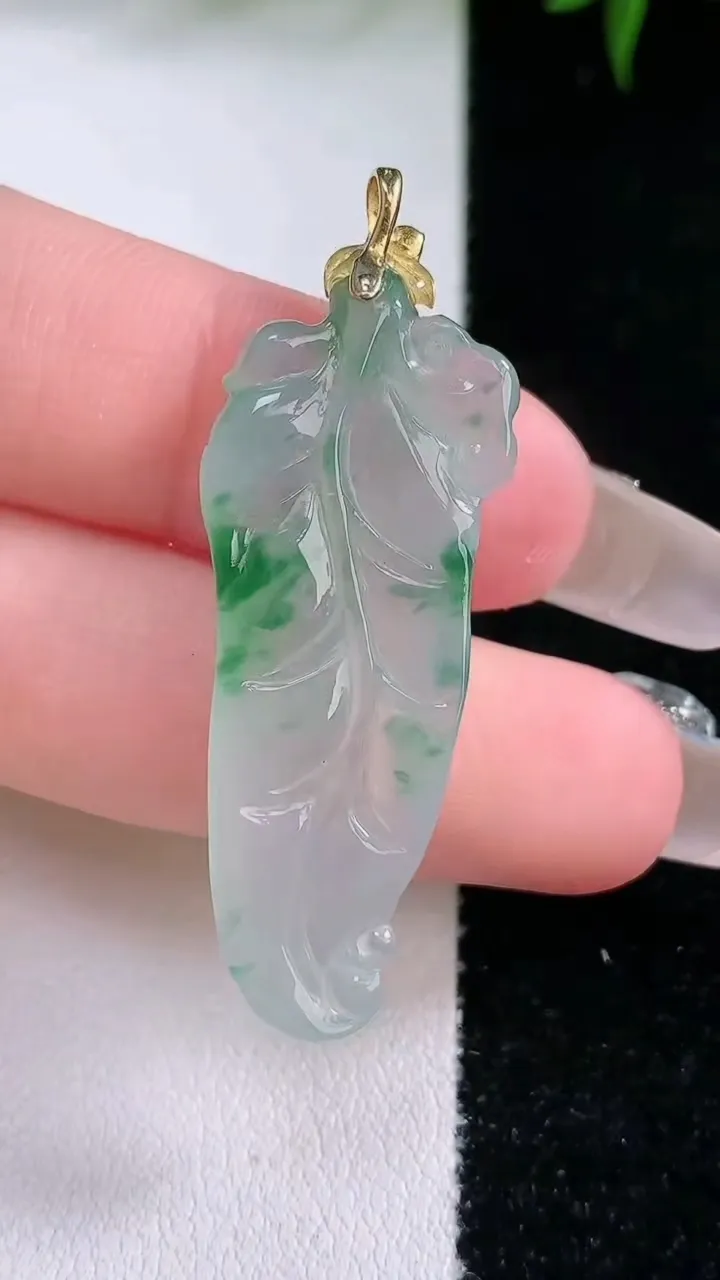 天然A货翡翠18K金飘花金枝玉叶 叶子吊坠，尺寸37.6-14.2-4.5，重量:4.95g
3月4日