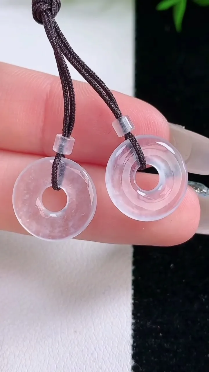 天然A货翡翠平安环吊坠一对，尺寸14.8-1.8，重量:2.74g
3月4日