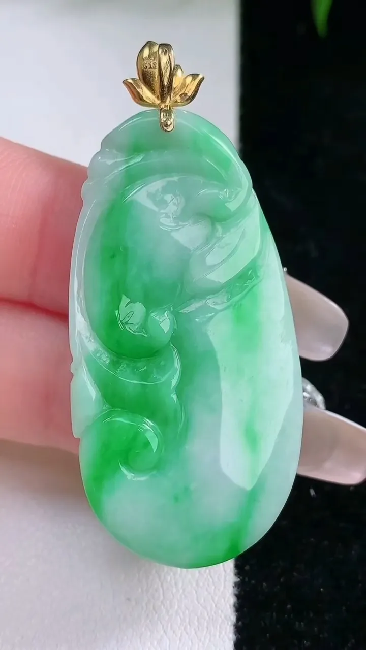 天然A货翡翠如意吊坠，尺寸42.5-21.2-4.5，重量:9.37g
3月4日
