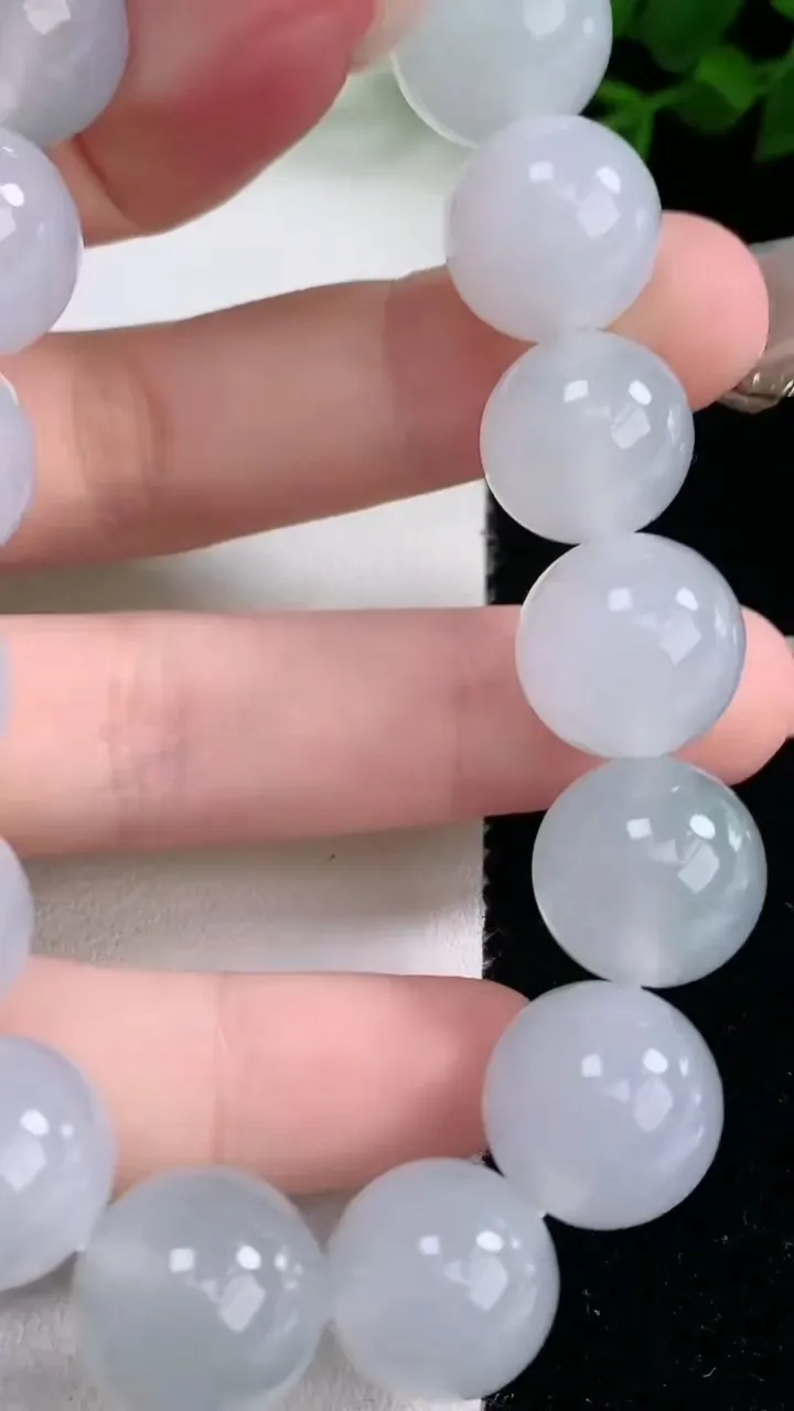 天然A货翡翠飘花圆珠手串，尺寸12.5-16颗，重量:64.24g3月4日
工厂直销收藏佳品,种好水足，色泽均匀，有种有色，上手高大气！