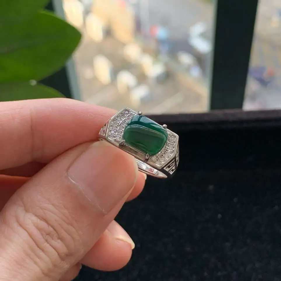 A货天然翡翠冰糯种925银活口满绿戒指重量3.15
3月4日