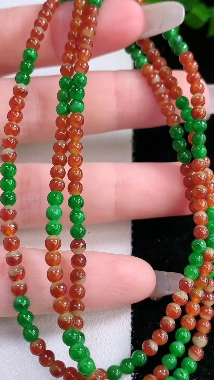 天然A货翡翠双彩小米珠项链，尺寸3.2-208颗，重量:12.91g
3月4日