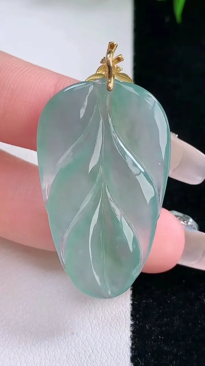 天然A货翡翠金枝玉叶 叶子吊坠，尺寸38.8-23.6-4.2，重量:8.22g
3月4日