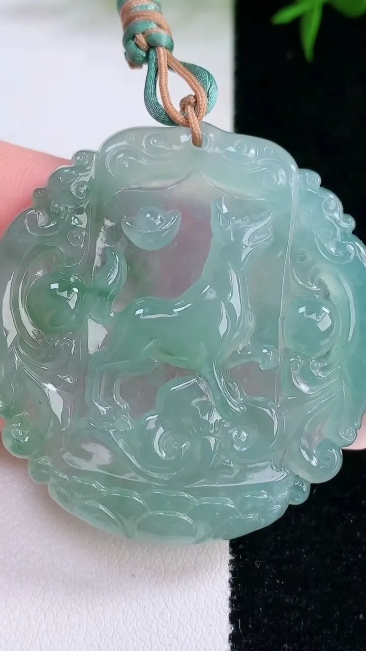 天然A货翡翠生肖狗吊坠，尺寸46.8-45-5.4，重量:20.53g
3月4日