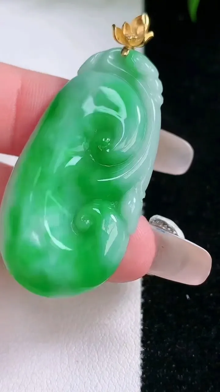 天然A货翡翠如意吊坠，尺寸42.5-21.2-4.5，重量:9.37g
3月4日