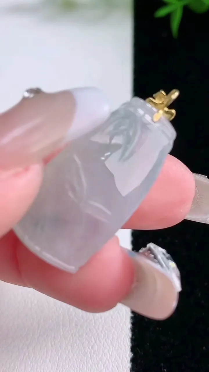 天然A货翡翠18K金飘花节节高升 竹节吊坠，尺寸26.8-14.2-5.6，重量:4.87g
3月4日