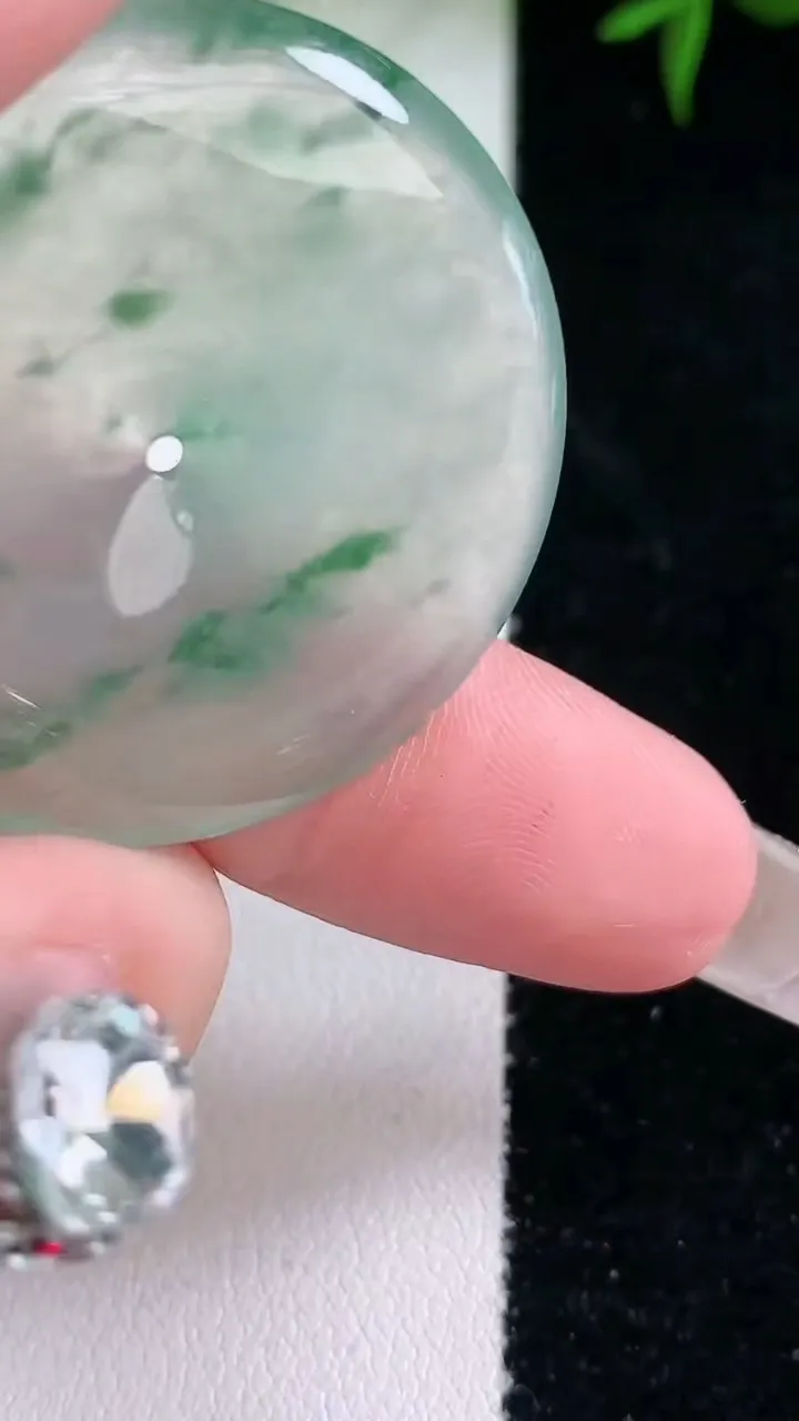 天然A货翡翠种飘花平安扣吊坠，尺寸35.2-5.5，重量:14.68g
3月4日