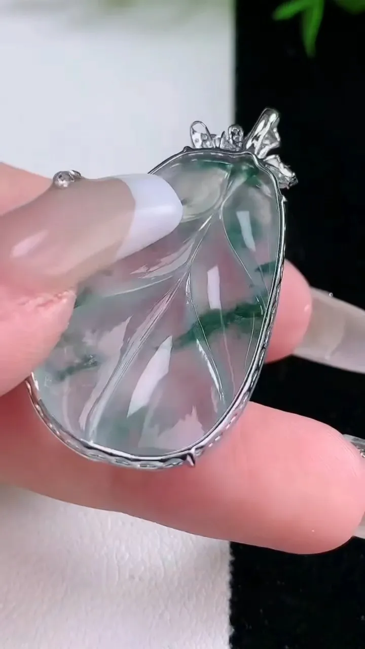 天然A货翡翠种飘花金枝玉叶 叶子吊坠，尺寸34.3-21.6-5.5，重量:7.14g
3月4日