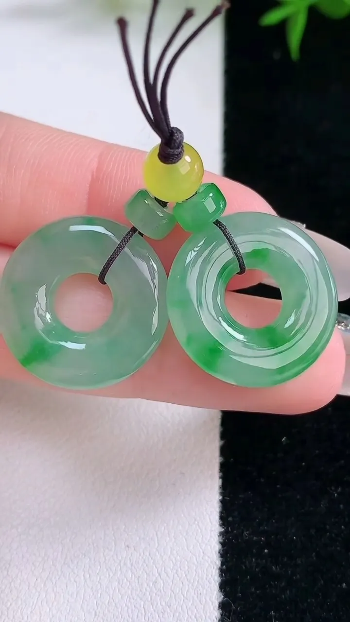 天然A货翡翠平安环吊坠一对，尺寸19-4.5，重量:6.57g
3月4日